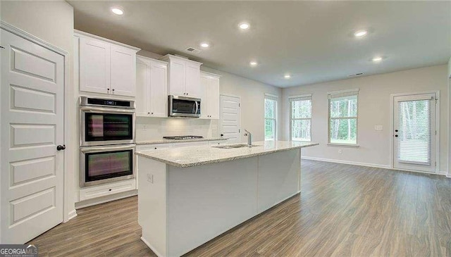 165 Cooper Cv E, Fayetteville, GA 30215 - kitchen with appliances with stainless steel finishes, a sink, dark wood-style flooring, recessed lighting, and a center island with sink