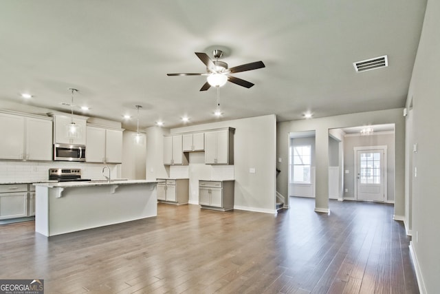 4063 Links Blvd, Jefferson, GA 30549 - kitchen with appliances with stainless steel finishes, a sink, recessed lighting, baseboards, and backsplash