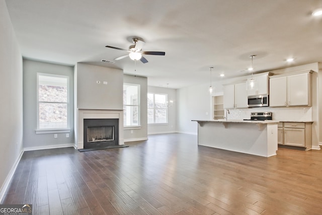 4063 Links Blvd, Jefferson, GA 30549 - kitchen featuring stainless steel appliances, a kitchen breakfast bar, open floor plan, baseboards, and recessed lighting