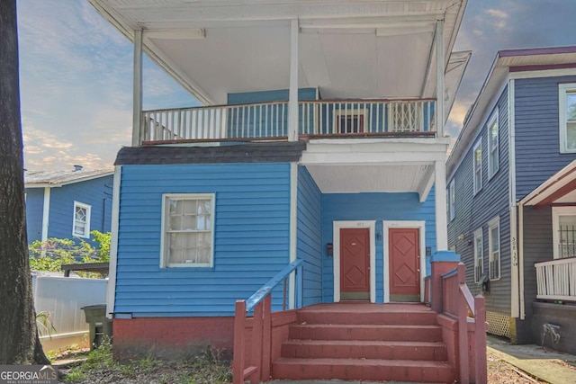 507 W 35th St, Savannah, GA 31415 - view of front facade with a balcony