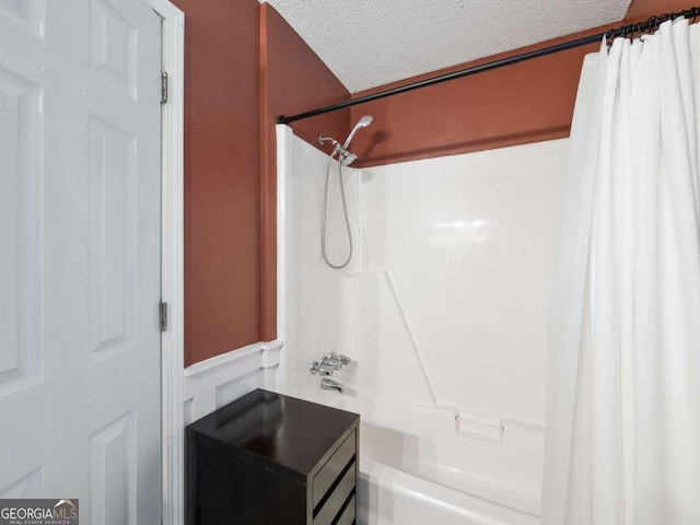 150 Archer Rd, Colbert, GA 30628 - full bath featuring shower / bathtub combination with curtain, a textured ceiling, and a wainscoted wall