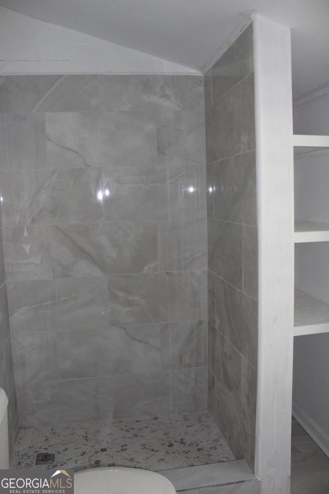 311 W 11th St, Tifton, GA 31794 - full bathroom with tiled shower, lofted ceiling, and toilet