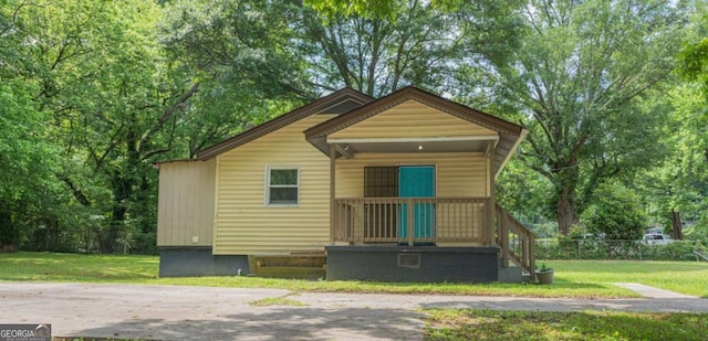 525 Baker Cir NW, Atlanta, GA 30318 - view of front of home featuring a front yard and a porch