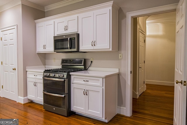 15 Westover Dr SW, Rome, GA 30165 - kitchen featuring stainless steel appliances, baseboards, dark wood finished floors, light countertops, and ornamental molding