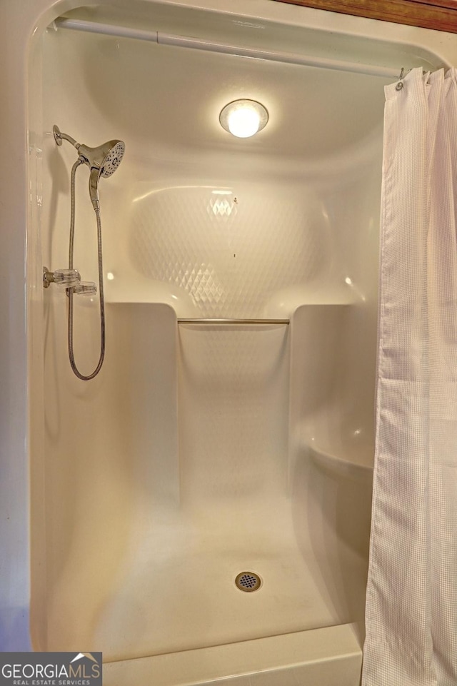 3452 Monica Ln SW, Conyers, GA 30094 - full bath featuring a shower with curtain