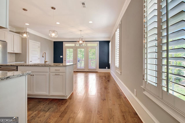 46 Horseshoe Bend Way, Senoia, GA 30276 - kitchen with crown molding, white cabinetry, light wood-style flooring, hanging light fixtures, and recessed lighting
