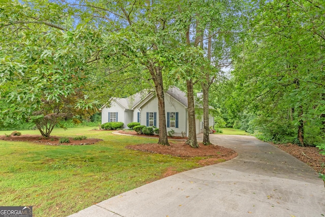 40 Wenham Ln, Sharpsburg, GA 30277 - view of front of home featuring a front lawn and driveway
