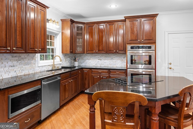 160 Torrey Pines Ct, Newnan, GA 30265 - kitchen featuring appliances with stainless steel finishes, a sink, a breakfast bar, ornamental molding, and light wood-style flooring