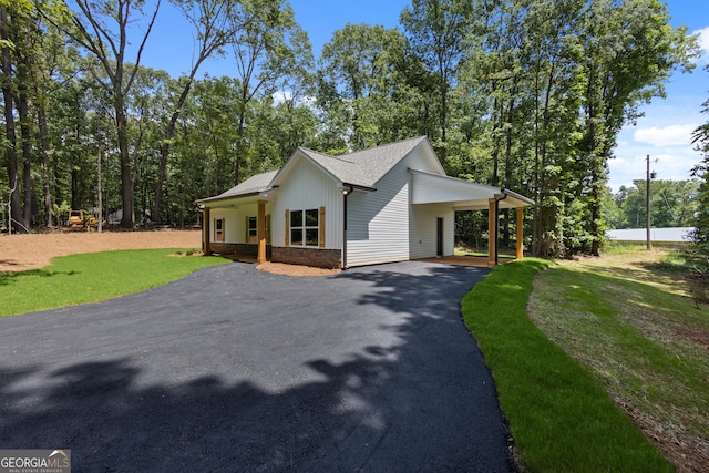 560 Coots Lake Rd, Rockmart, GA 30153 - modern farmhouse style home with driveway, a front lawn, a shingled roof, and a carport