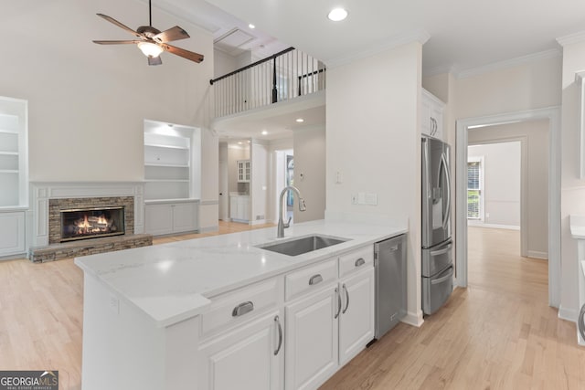 140 Longwater Cv, Roswell, GA 30075 - kitchen featuring a sink, stainless steel appliances, a peninsula, a ceiling fan, and open floor plan