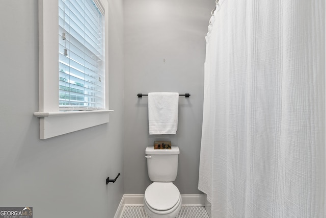 435 New St, Macon, GA 31201 - bathroom featuring baseboards, toilet, and curtained shower