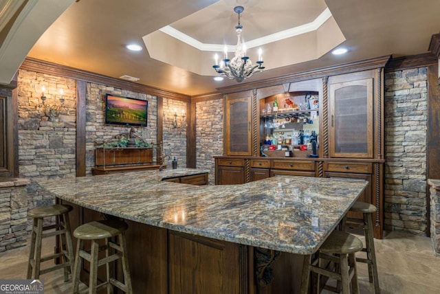 8970 Moor Park Run, Duluth, GA 30097 - indoor wet bar featuring a tray ceiling, crown molding, a chandelier, pendant lighting, and recessed lighting