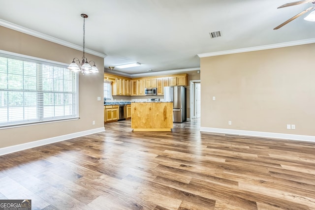 103 Mossy Creek Way, Ochlocknee, GA 31773 - kitchen featuring stainless steel appliances, crown molding, open floor plan, a chandelier, and a ceiling fan