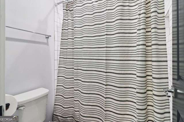 4085 Hillcrest View Ct, Suwanee, GA 30024 - full bath featuring toilet and a shower with shower curtain