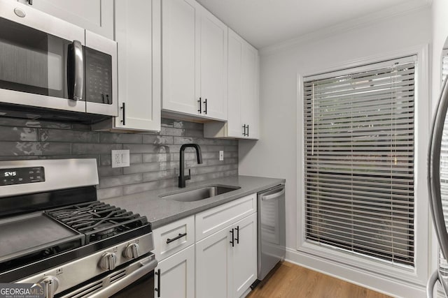 1603 Cumberland Ct, Smyrna, GA 30080 - kitchen featuring stainless steel appliances, a sink, crown molding, decorative backsplash, and white cabinets