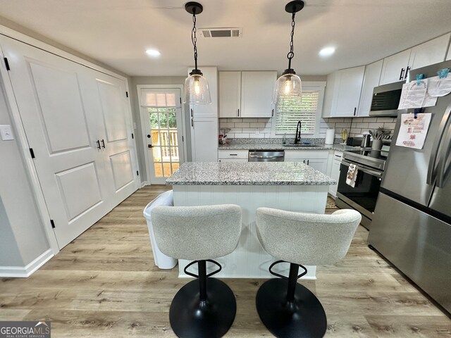 2165 S River Rd, Franklin, GA 30217 - kitchen featuring appliances with stainless steel finishes, plenty of natural light, a center island, backsplash, and recessed lighting