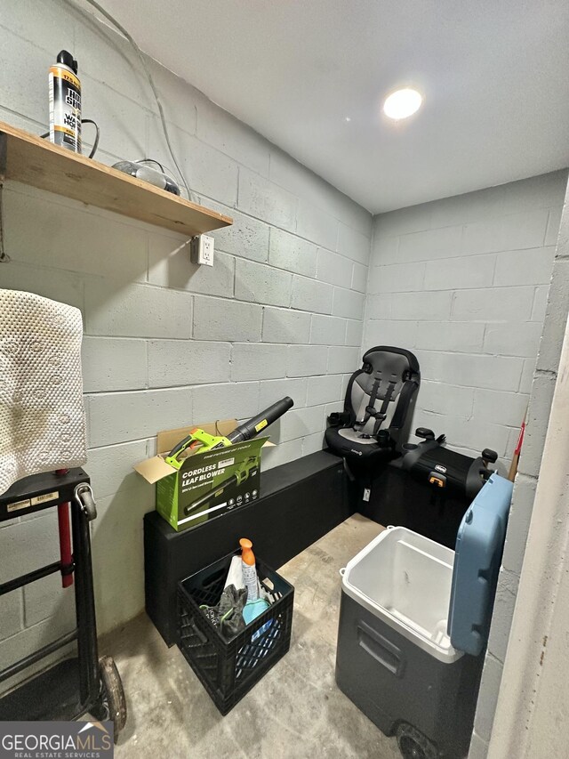 2165 S River Rd, Franklin, GA 30217 - bathroom featuring concrete block wall and concrete flooring