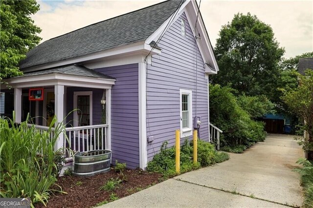 611 Pickett St SE, Atlanta, GA 30316 - view of side of property with covered porch and a shingled roof