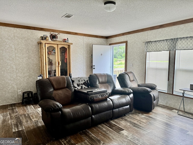 342 Wellington Dr, Byron, GA 31008 - living room featuring hardwood / wood-style floors, a textured ceiling, and a textured wall