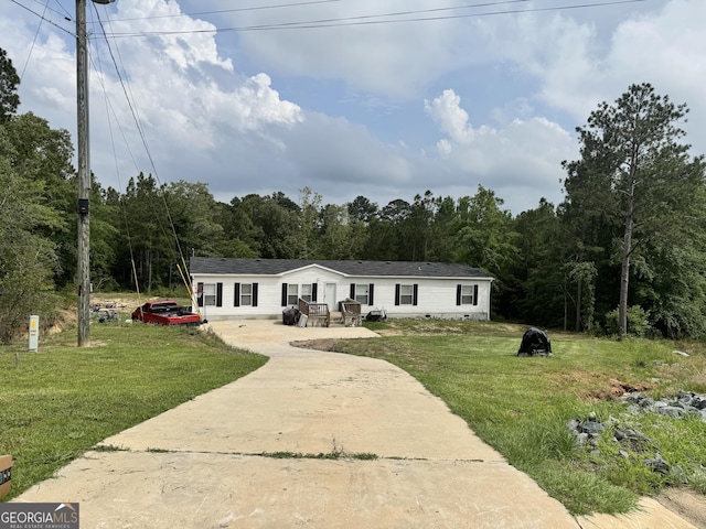 342 Wellington Dr, Byron, GA 31008 - manufactured / mobile home with driveway, a front yard, a forest view, and crawl space