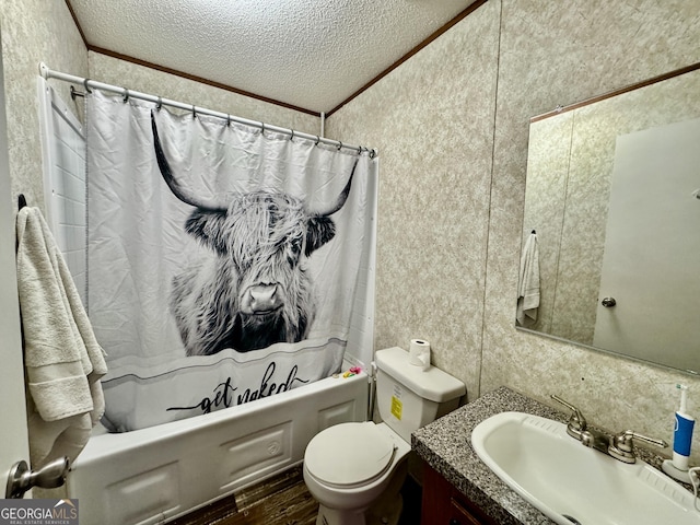 342 Wellington Dr, Byron, GA 31008 - bathroom featuring a textured ceiling, vanity, shower / bath combo, toilet, and wood finished floors