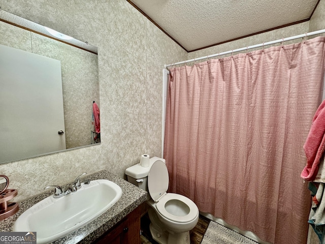 342 Wellington Dr, Byron, GA 31008 - full bathroom featuring a textured ceiling, vanity, toilet, a shower with curtain, and wood finished floors