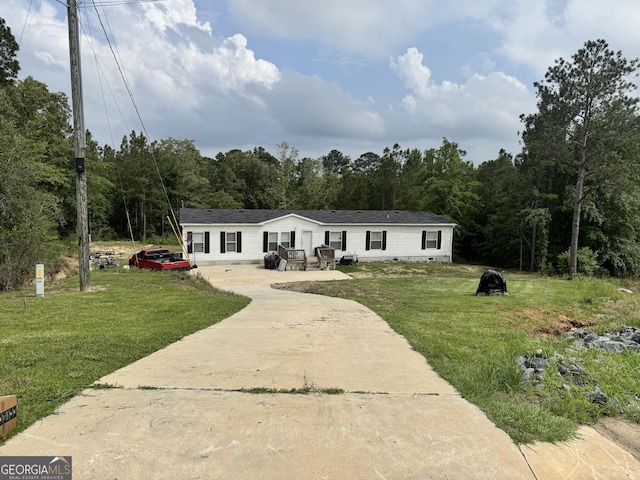 342 Wellington Dr, Byron, GA 31008 - manufactured / mobile home featuring driveway, a front yard, a view of trees, and crawl space