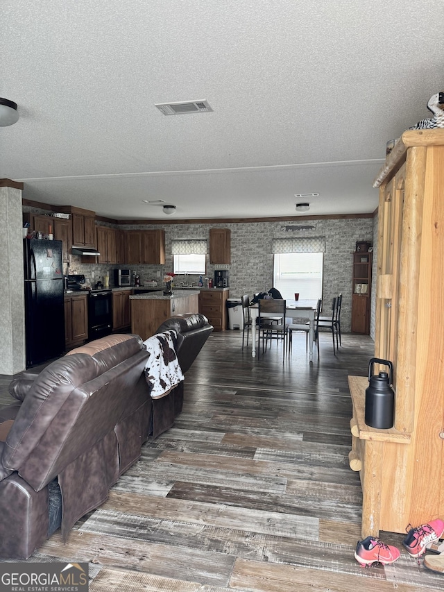342 Wellington Dr, Byron, GA 31008 - living area featuring wood finished floors and a textured ceiling