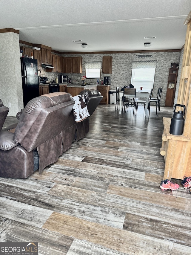 342 Wellington Dr, Byron, GA 31008 - living area featuring wood finished floors and a textured ceiling