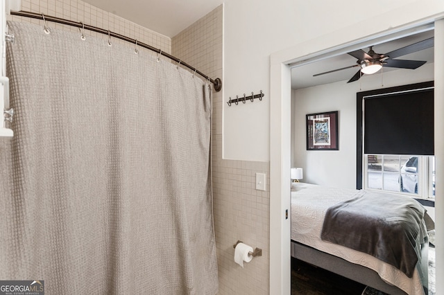 1300 Dekalb Ave NE Unit 711, Atlanta, GA 30307 - ensuite bathroom featuring a ceiling fan, curtained shower, and tile walls