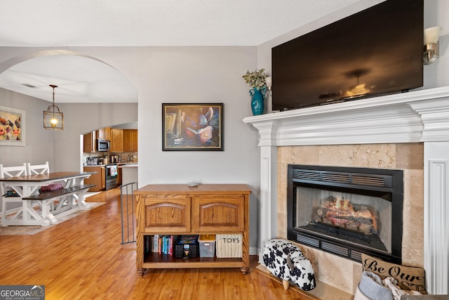 106 Thornton Dr, Bonaire, GA 31005 - living area featuring arched walkways, light wood-type flooring, and a fireplace