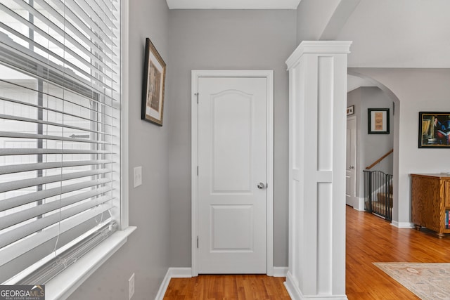 106 Thornton Dr, Bonaire, GA 31005 - hallway featuring healthy amount of natural light, arched walkways, light wood-style flooring, and baseboards