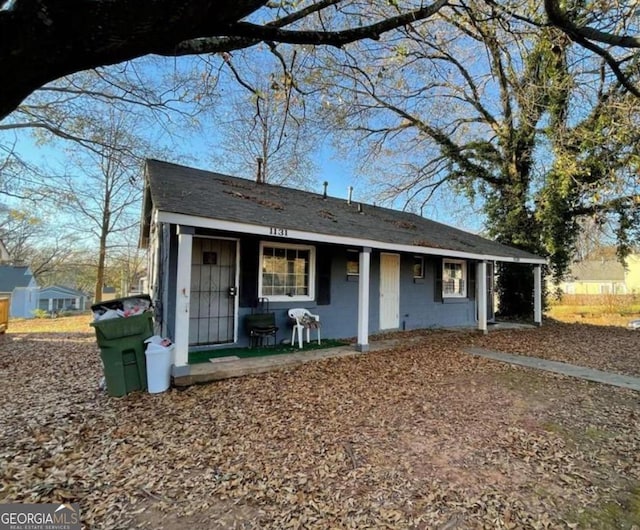 1129 Windsor St SW, Atlanta, GA 30310 - view of front facade with roof with shingles and covered porch