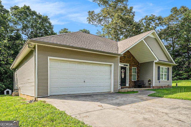 259 Hanover Cir SE, Calhoun, GA 30701 - traditional home with driveway, an attached garage, a front lawn, and roof with shingles