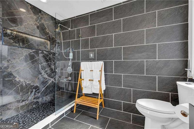 10845 Shallowford Rd, Roswell, GA 30075 - bathroom featuring tile walls, walk in shower, and tile patterned flooring