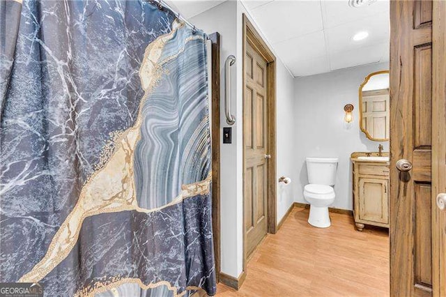 10845 Shallowford Rd, Roswell, GA 30075 - full bath featuring wood finished floors and vanity