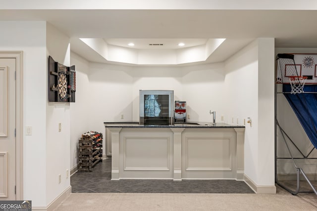 816 Blackfoot Trl, Suwanee, GA 30024 - indoor wet bar featuring dark colored carpet, baseboards, a tray ceiling, and recessed lighting