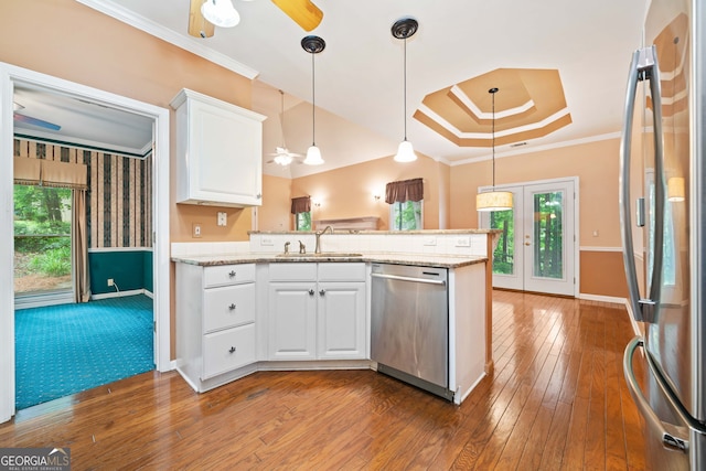 120 Bent Creek Dr, Woodstock, GA 30189 - kitchen featuring stainless steel appliances, a sink, a peninsula, plenty of natural light, and ornamental molding