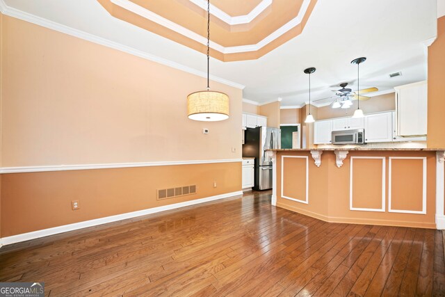 120 Bent Creek Dr, Woodstock, GA 30189 - kitchen featuring stainless steel appliances, crown molding, ceiling fan, a peninsula, and white cabinetry