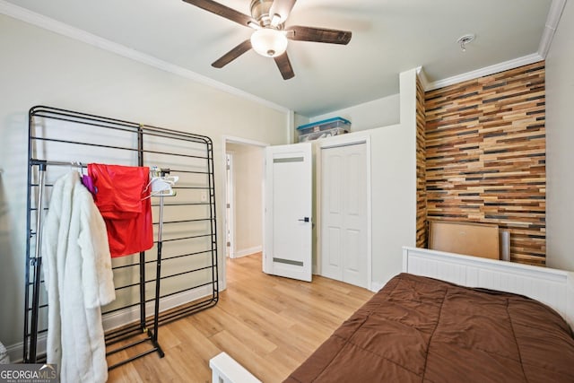 999 Smith St SW, Atlanta, GA 30310 - bedroom featuring wood finished floors, crown molding, a ceiling fan, and a closet