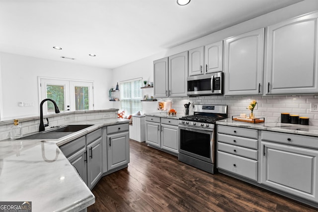 3 Stonebridge Way, Newnan, GA 30265 - kitchen featuring appliances with stainless steel finishes, gray cabinets, a sink, backsplash, and recessed lighting