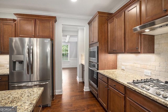 7139 Lake Edge Dr, Flowery Branch, GA 30542 - kitchen with stainless steel appliances, under cabinet range hood, dark wood-type flooring, decorative backsplash, and crown molding