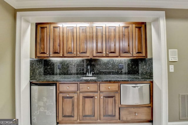 10125 Brixton Pl, Suwanee, GA 30024 - indoor wet bar featuring fridge, backsplash, and a warming drawer