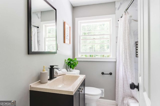 2343 Dawn Dr, Decatur, GA 30032 - full bath featuring vanity, toilet, a shower with curtain, and baseboards