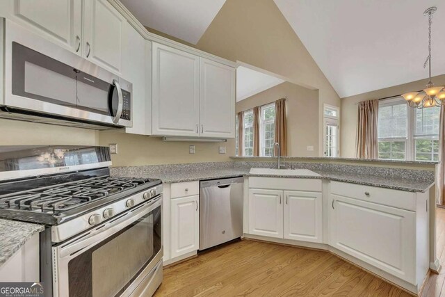 4815 Rapids Cir NW, Acworth, GA 30102 - kitchen featuring stainless steel appliances, a chandelier, light wood-type flooring, vaulted ceiling, and a peninsula