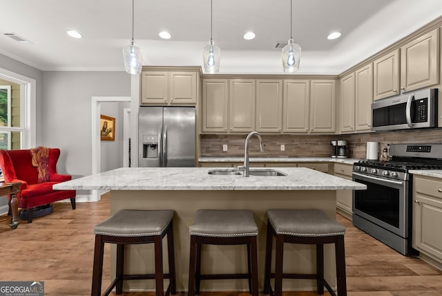 3521 Phoenix Cove Dr, Gainesville, GA 30506 - kitchen featuring stainless steel appliances, a sink, ornamental molding, tasteful backsplash, and a breakfast bar