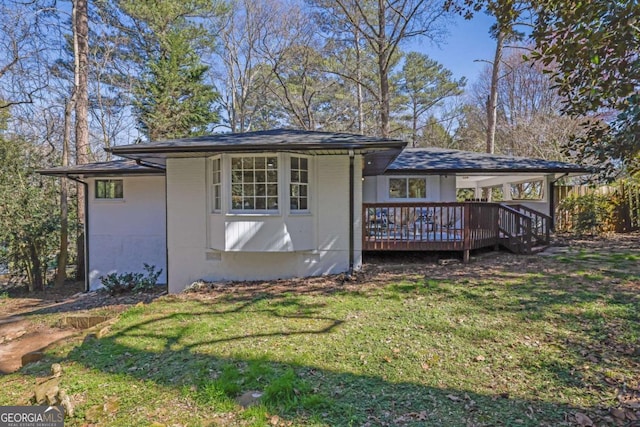 696 Kenilworth Cir, Stone Mountain, GA 30083 - view of front facade featuring a deck and a front lawn