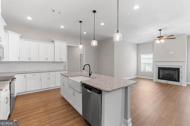 488 Nandina Ct, Warner Robins, GA 31088 - kitchen with appliances with stainless steel finishes, tasteful backsplash, wood finished floors, a kitchen island with sink, and recessed lighting