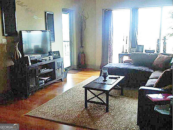 4561 Olde Perimeter Way Unit 608, Dunwoody, GA 30346 - living area with wood finished floors