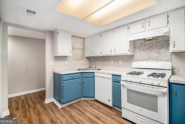 2220 Runnymead Rdg SE, Marietta, GA 30067 - kitchen with white appliances, blue cabinetry, under cabinet range hood, a sink, and light wood-type flooring